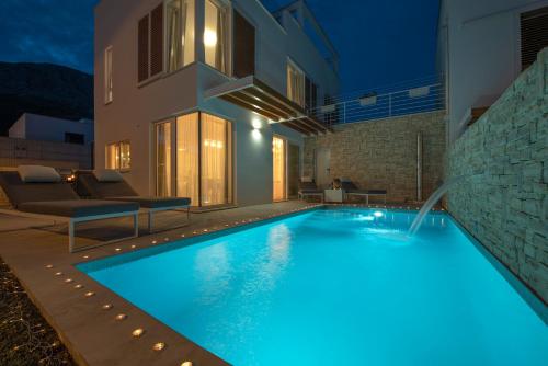 Sunny Bo Villa with a heated pool and rooftop jacuzzi