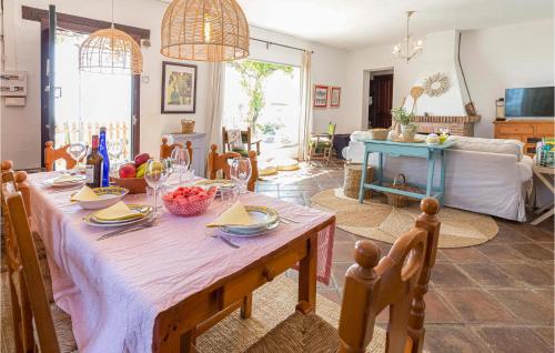 Nice home in Sevilla with Private swimming pool, WiFi and Outdoor swimming pool