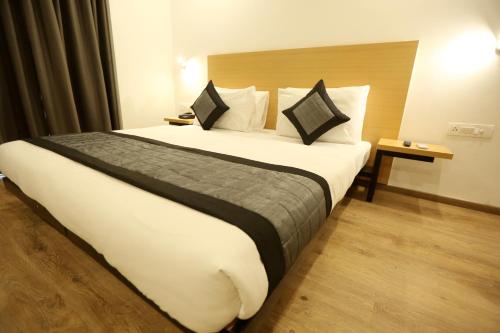 Hotel Gray Saffron - Near Rohini Sector 18, 19 metro station