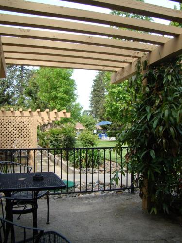 Ponderosa Gardens Motel - 정원