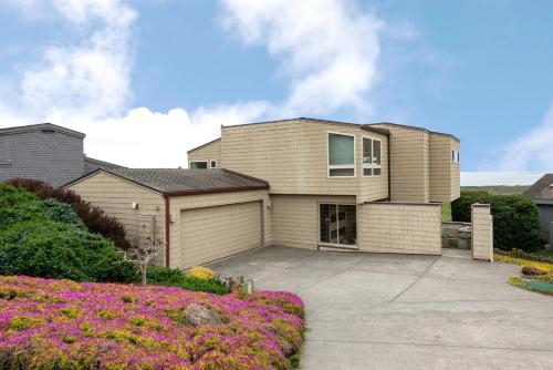 Walk to the Beach! Ocean-View Estate with Hot Tub home - image 10