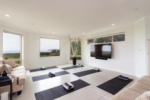 Walk to the Beach! Ocean-View Estate with Hot Tub home - image 3