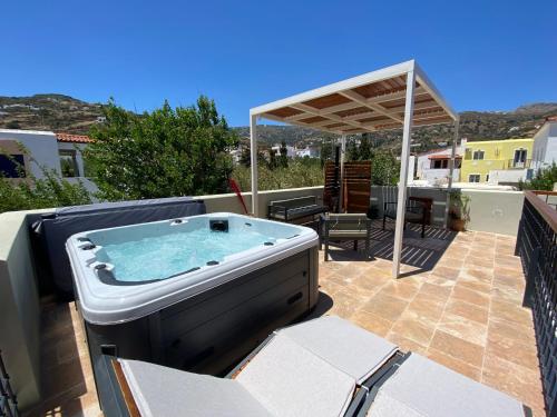 Karstais baseins, Andros 4 All Seasons Villas & Suites in Ormos Korthiou (Cyclades)