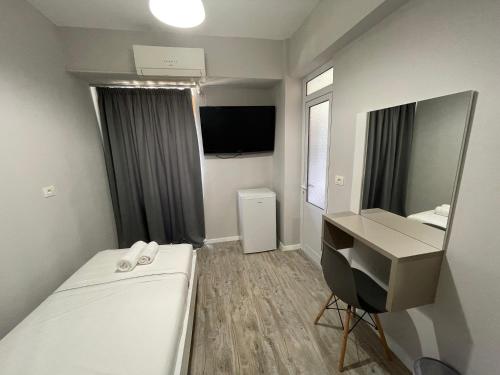 1 queen bed, 1 twin bed