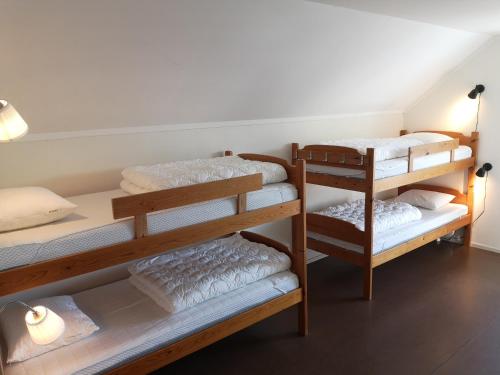 2 bunk beds