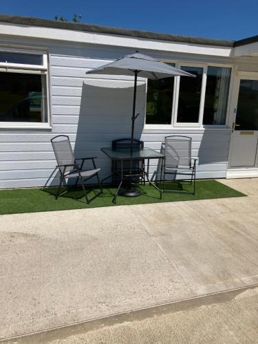 8 Sandy Bottom Sandown Bay Holiday Park, reduced ferry, please contact us - Accommodation - Sandown