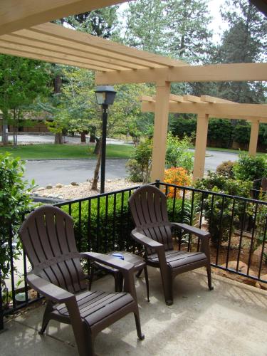Ponderosa Gardens Motel - 정원