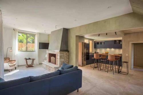 Magnifique maison entierement renovee avec piscine