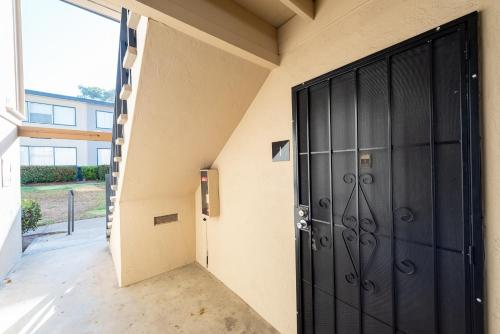 Mid-Century Modern 1BR + Pool , Near SeaWorld