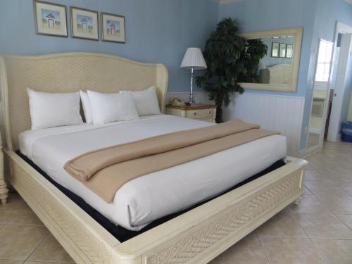 Lemon Tree Inn The 3-star Lemon Tree Inn offers comfort and convenience whether youre on business or holiday in Naples (FL). The property features a wide range of facilities to make your stay a pleasant experience.