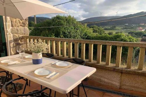  Casa rural con terraza, barbacoa y chimenea, Pension in Arrueiro