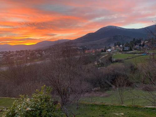 casa con jardín, 4 habitaciones y mucho encanto en cercedilla