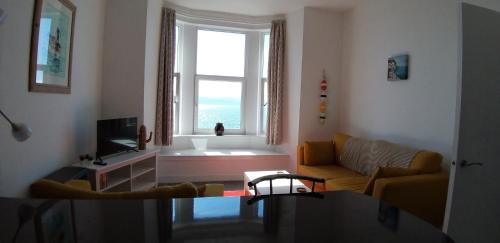 Captivating 1-Bed Apartment sea views in innellan