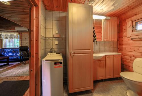 浴室, Kuhahuvila, Kalajarvi, Maatilamatkailu Ilomaen mokit in 佩賴塞奈約基