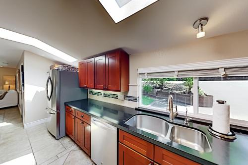 Maison du Soleil - Hot Tub - AC & Heated Floors home - image 6