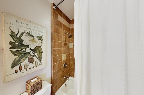 Maison du Soleil - Hot Tub - AC & Heated Floors home - image 12