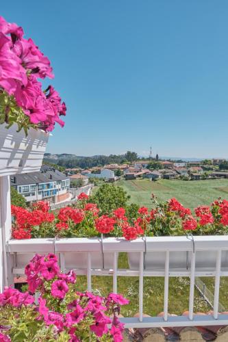 Peregrina Pensión 2 (Peregrina Pension 2) near สนามบินซานติอาโก เด กอมโปสเตลา