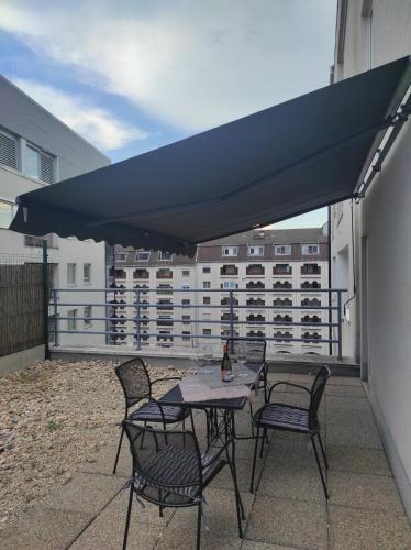 מרפסת, Macropolis Apartments in מישקולץ