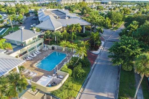 Manatee, Studio202, Beach steps away! Pool+WiFi