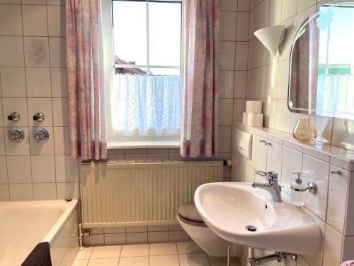 Bathroom, Kuschelige Ferienwohnung mit Balkon & Free Wifi in Buchenberg