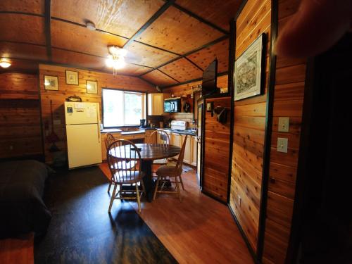 Bone Creek Wilderness Retreat in บลูริเวอร์ (BC)