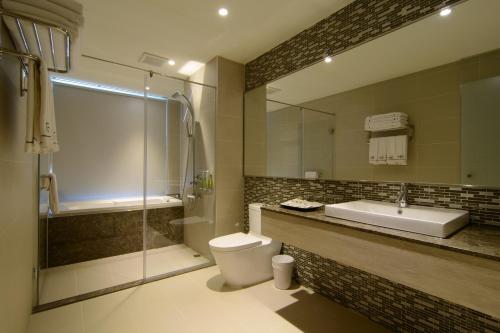 Bathroom, Grand Crystal Hotel near Tofu Rock