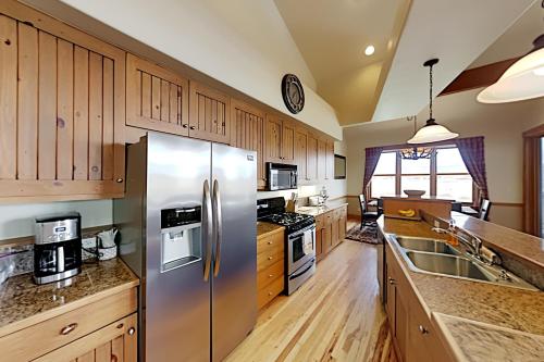 Grand Elk Retreat on Golf Course - Decks & Firepit townhouse - image 9