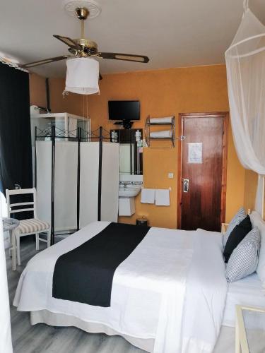 Double Room with Shower and shared Bathroom