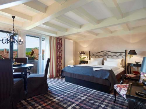 1 queen bed, 2 twin beds