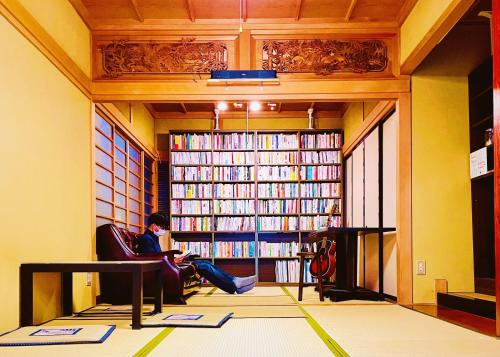 泊まれる図書館 寄処 -yosuga-