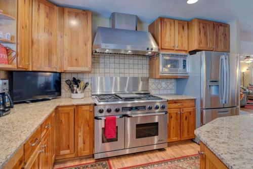Colorado Lodge, Barn & Picnics - Large Family Home with Barn Venue
