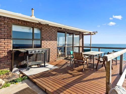Cliffs End Beach Shack 105 Gold Coast Drive in Myponga Beach