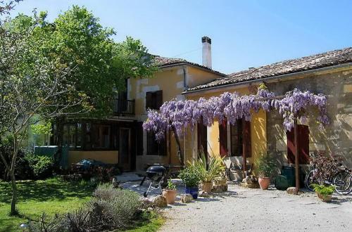 Maison de 4 chambres avec piscine partagee jardin amenage et wifi a Gemozac gîte à louer Jazennes