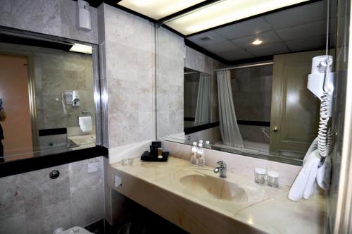 Bathroom, Happy Days Hotel in Al Hoora