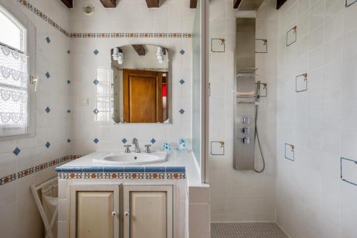 House with 6 bedrooms in Bangor with enclosed garden and WiFi 500 m from the beach - image 3