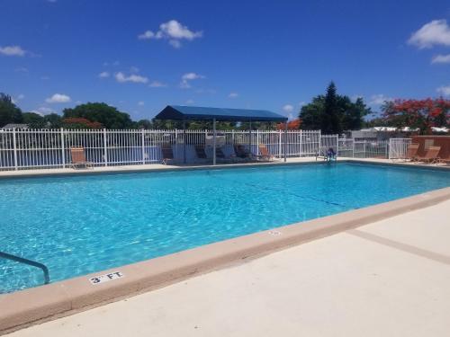 Swimming pool, Entire Apart 2,University Lakes in Tamiami