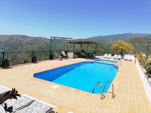 5 bedrooms villa with lake view private pool and enclosed garden at Istan gîte à louer Istán