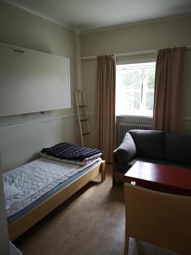 2 twin beds, 2 bunk beds