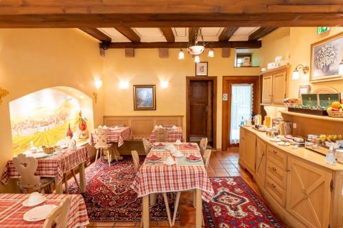 อาหารและเครื่องดื่ม, Hotel a l'Oriel in ริควิ