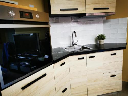 virtuve, Elegant & Trendy Apt in a Peaceful Area in Kato Polemidia