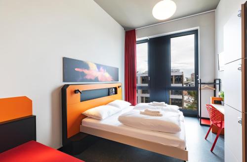 2 twin beds, 1 sofa bed