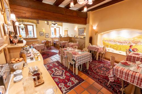 อาหารและเครื่องดื่ม, Hotel a l'Oriel in ริควิ