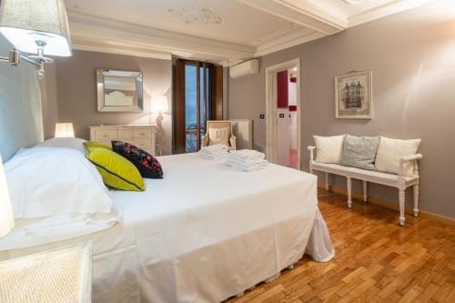 Uffizi Romantic Flat by Mmega - image 10