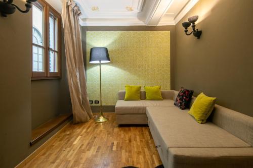 Uffizi Romantic Flat by Mmega - image 4