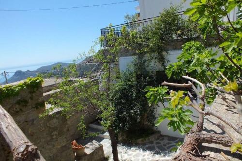Cretan Holiday Cottage - Tap to explore photos