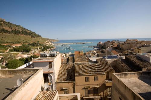 Studio Apartment with Sea View image 6