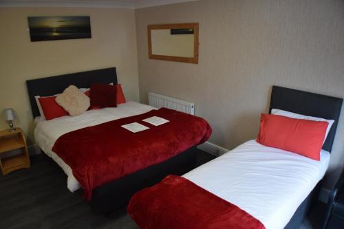 1 queen bed, 1 twin bed
