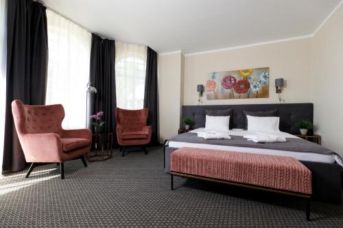 1 king bed, 1 sofa bed