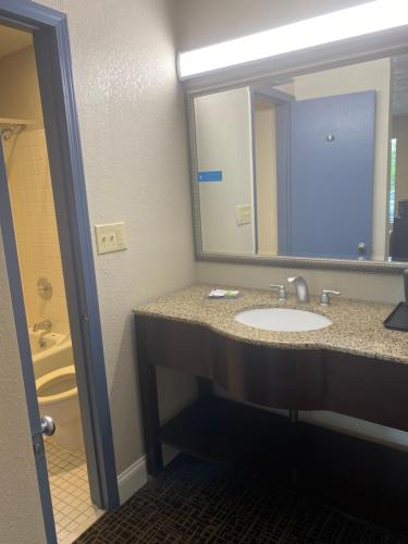 Fairview Inn - Greensboro Airport - image 7