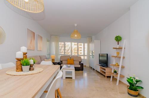 共用Lounge/電視區, WintowinRentals Teatinos, Metro, Free Parking & Pool. in 塔樓港